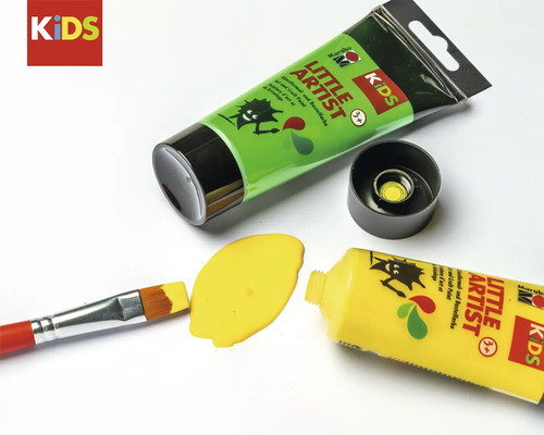 Farbtuben mit Pinsel und Farbfleck