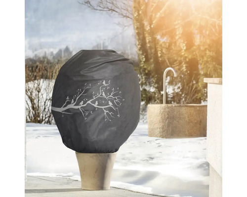 Pflanzenschutzhülle mit Vogeldesign über einem Topf im Wintergarten.
