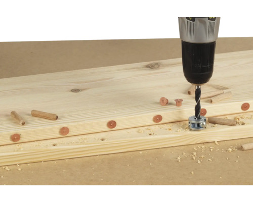 Dübelarbeiten mit Holz, Bohrer und Dübelbohrlehre