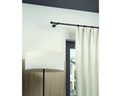 Gardinenstange mit Vorhang im Wohnraum