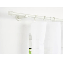 Gardinenstange mit Ringen und Gardine an der Wand