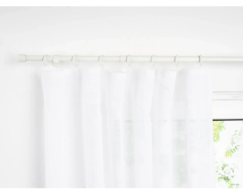 Gardinenstange mit weißen, transparenten Gardinen