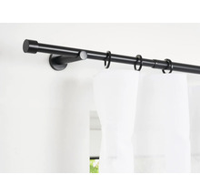 Gardinenstange mit Vorhangringen und weißem Vorhang an der Wand