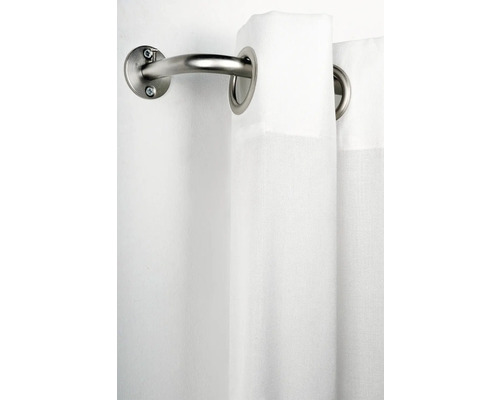 Vorhangstange mit weißem Vorhang mit Ösen