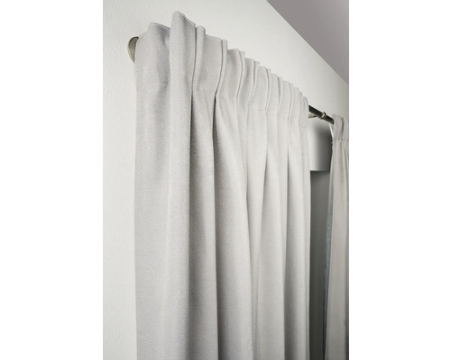 Grauer Vorhang an einer Gardinenstange