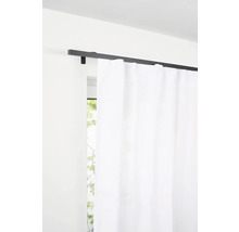 Gardinenstange mit weißer Gardine vor Fenster