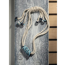 Dekoratives Seilobjekt an einer Holzplatte