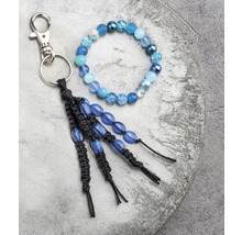 Schlüsselanhänger mit Makramee und Armband mit blauen Perlen