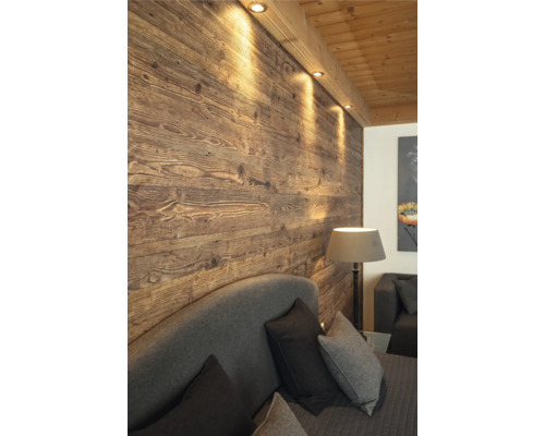 Schlafzimmer mit Holzwand und Beleuchtung