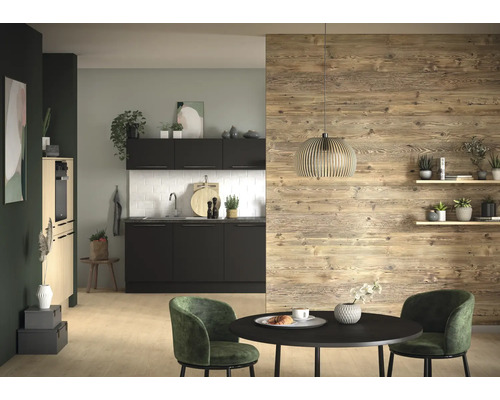 Helle und moderne Küche mit dunklen Küchenschränken, Holzwand und Esstisch