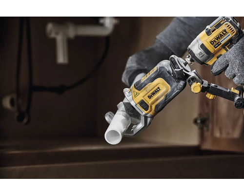 DeWalt Winkelschrauber-Vorsatz mit montiertem Schlagschrauber bei Installationsarbeiten.