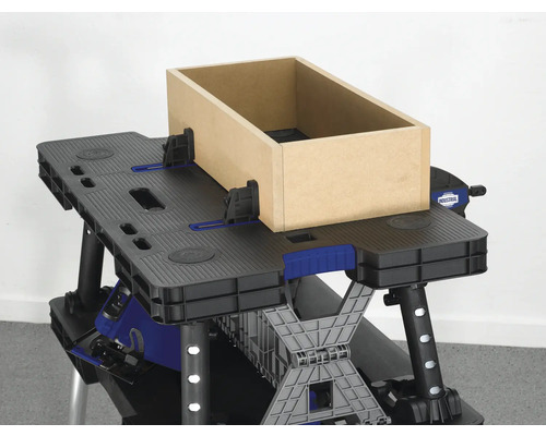 Werkbank mit fixierter Holzkiste