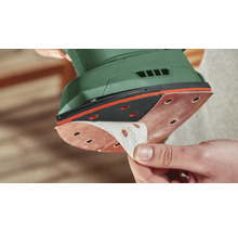 Delta-Schleifer beim Wechseln des Schleifpapiers