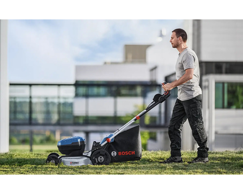 Mann bedient einen Bosch Akku-Rasenmäher im Garten.