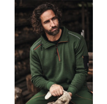 Mann trägt gestreiftes Arbeits-Sweatshirt mit Viertelreißverschluss
