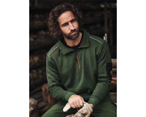 Mann trägt gestreiftes Arbeits-Sweatshirt mit Viertelreißverschluss