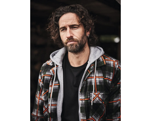 Mann trägt kariertes Holzfällerhemd mit Kapuze