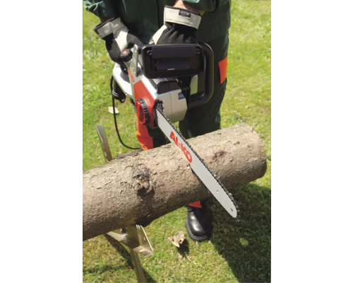 Eine Person sägt einen Baumstamm mit einer elektrischen Kettensäge von Al-Ko.