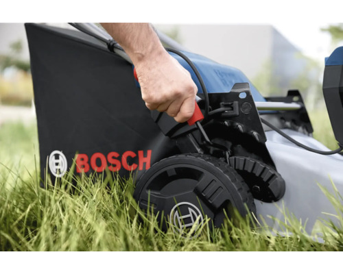 Detailaufnahme eines Rasenmähers im Einsatz mit Fangkorb und Bosch Logo