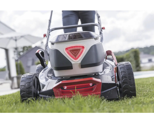 Aufsitzrasenmäher auf Rasen