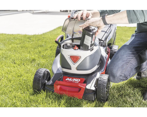 Aufsitzrasenmäher mit eingesetztem Akku