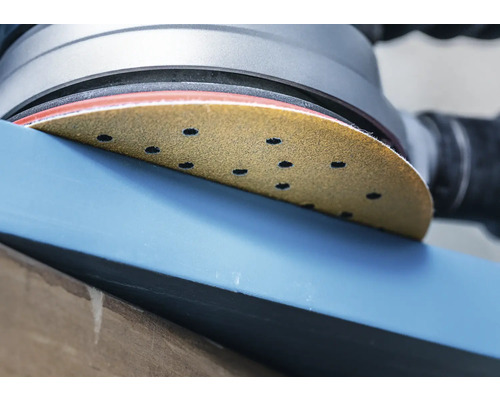 Schleifmaschine mit Schleifpapier beim Bearbeiten eines Werkstücks