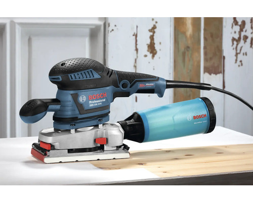 Bosch GSS 230 AVE Exzenterschleifer mit Staubabsaugung auf einem Holztisch