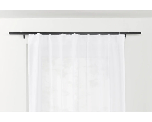 Vorhangstange mit weißem Vorhang