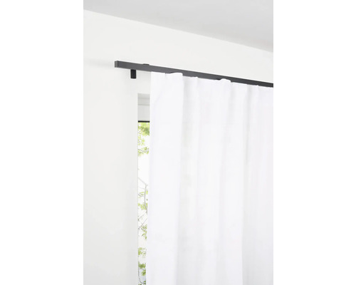 Weiße Gardine an einer schwarzen Gardinenstange vor einem Fenster