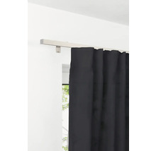 Gardinenstange mit schwarzem Vorhang an der Wand