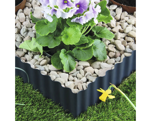 Beetbegrenzung aus Kunststoff mit Blumen und Steinen