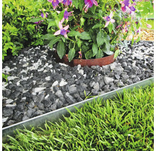 Gartenszene mit Rasen, Zierkies und Metalleinfassung