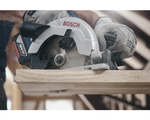 Akkukreissäge beim Schneiden von Holz mit dem Bosch Logo