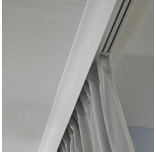 Gardinenschiene mit Vorhang an der Decke