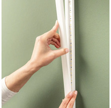 Installation einer LED Leiste in einem Profil an einer Wand