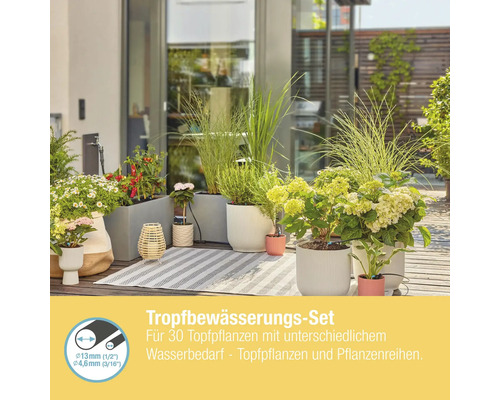 Bewässerungsset für Topfpflanzen auf einer Terrasse mit Pflanzen in Töpfen und Pflanzkästen.