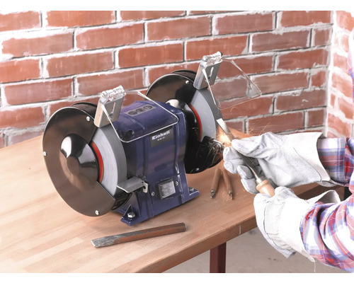 Doppelschleifer beim Schärfen eines Meißels