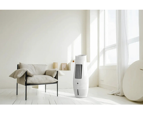 Heller Raum mit Luftkühler, Sessel und Fenster