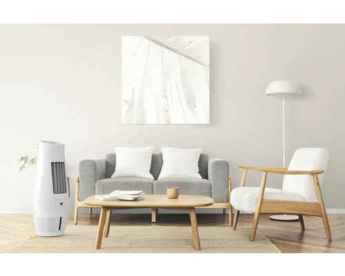 Wohnzimmer mit Luftkühler, Sofa, Sessel und Tisch