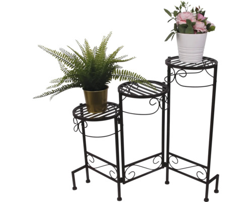 Dekorativer Pflanzenständer mit drei Ebenen und Pflanzen in Töpfen