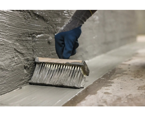 Abdichtung mit Bürste wird aufgetragen