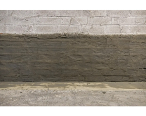 Feuchte Kellerwand mit Abdichtung und Betonboden