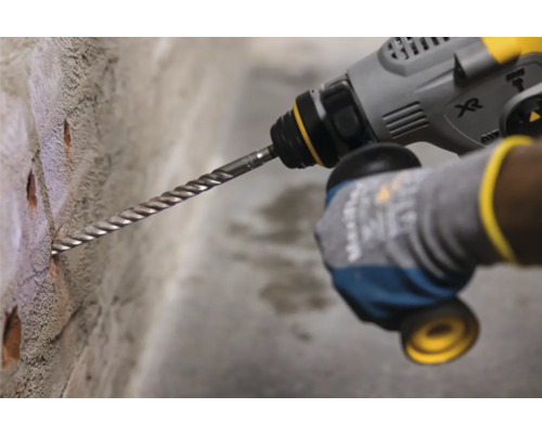 Eine Bohrmaschine bohrt Löcher in eine Wand.