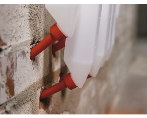 Bewässerungssystem für Pflanzen, bestehend aus Kunststoffbehältern und Bewässerungskegeln an einer Wand.