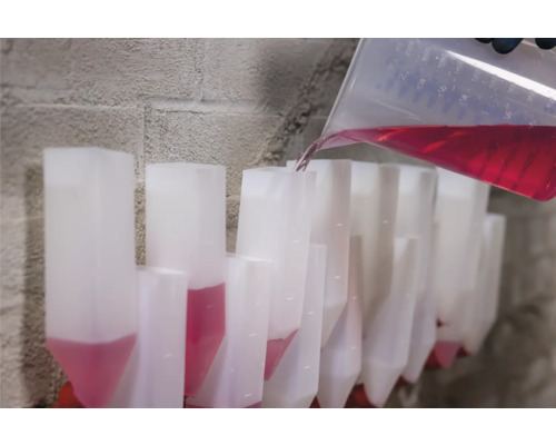 Flüssigkeit wird in Messbecher gefüllt