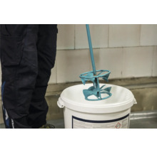 Rührwerk in einem Eimer zum Mischen von Materialien.