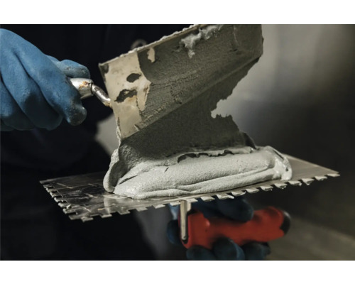 Zahnspachtel mit Fliesenkleber