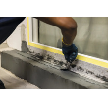 Fensterbankabdichtung mit Spachtel und Dichtband.