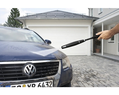 Reinigung eines Autos mit einem Hochdruckreiniger der Marke Kärcher