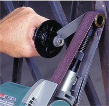 Bandschleifer mit Handgriff in Aktion